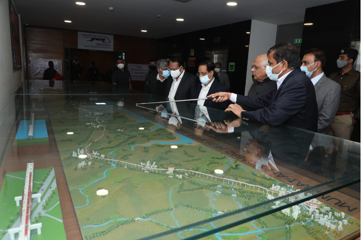 Hon'ble Chief Minister of Gujarat, Shri Bhupendra Patel visited NHSRCL Ahmedabad office on 18th Dec 2021. Shri Satish Agnihotri, MD, NHSRCL briefed him about the latest construction & land acquisition status.